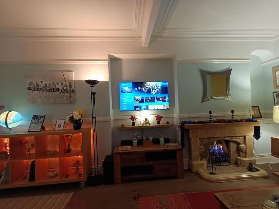 Big Fireplace Aga Hot Tub Wet Room Barn Garage Llanelli Exterior photo
