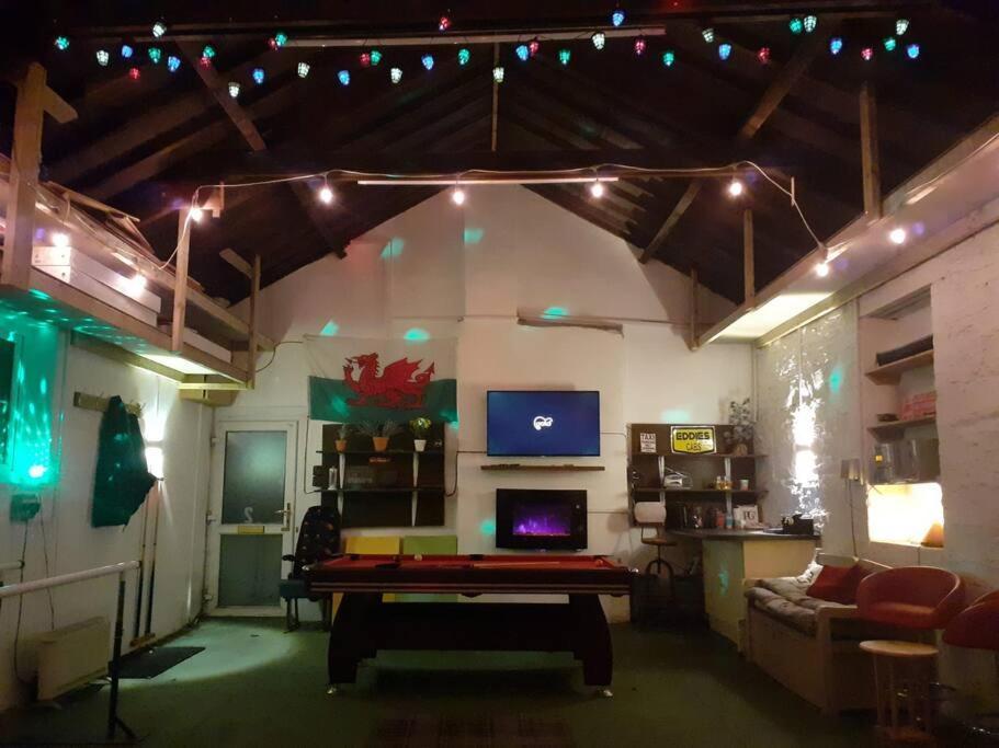 Big Fireplace Aga Hot Tub Wet Room Barn Garage Llanelli Exterior photo