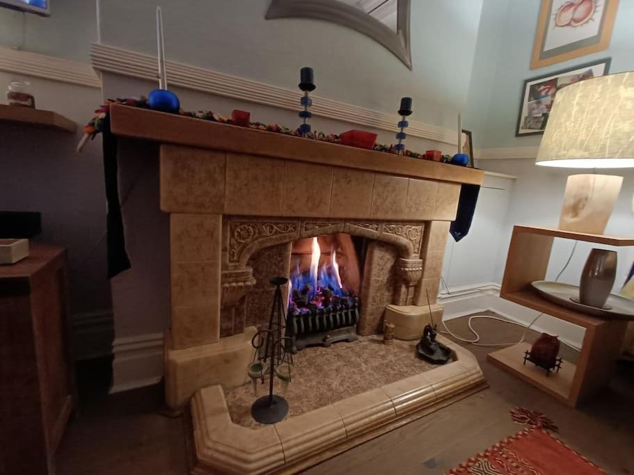 Big Fireplace Aga Hot Tub Wet Room Barn Garage Llanelli Exterior photo