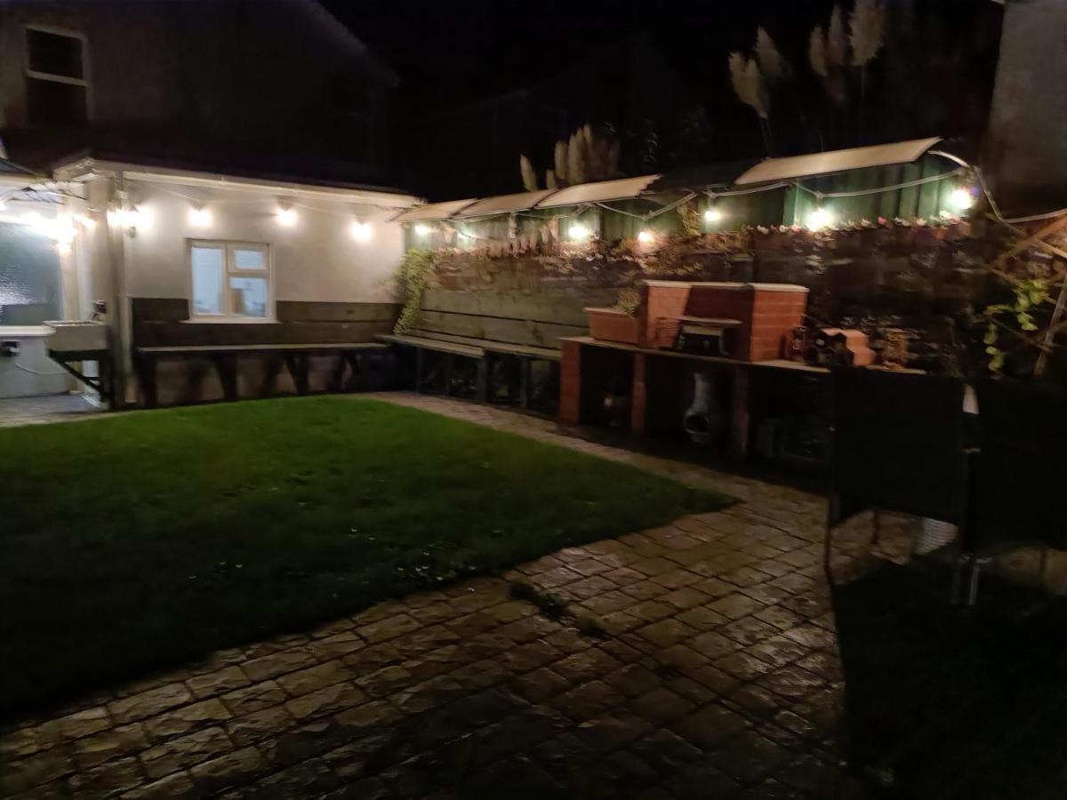 Big Fireplace Aga Hot Tub Wet Room Barn Garage Llanelli Exterior photo